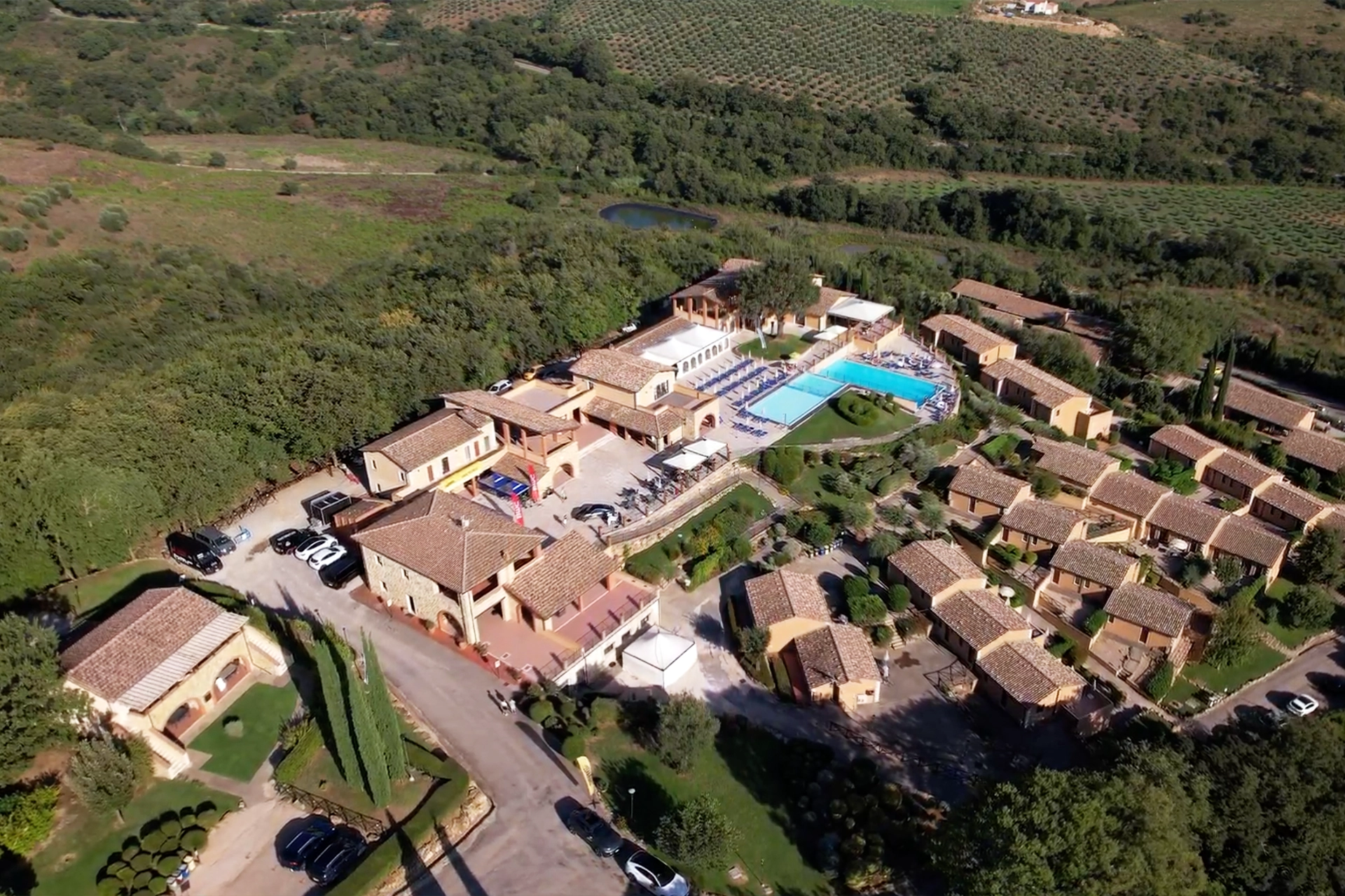 Vista aerea di Borgo Magliano Resort con la piscina panoramica